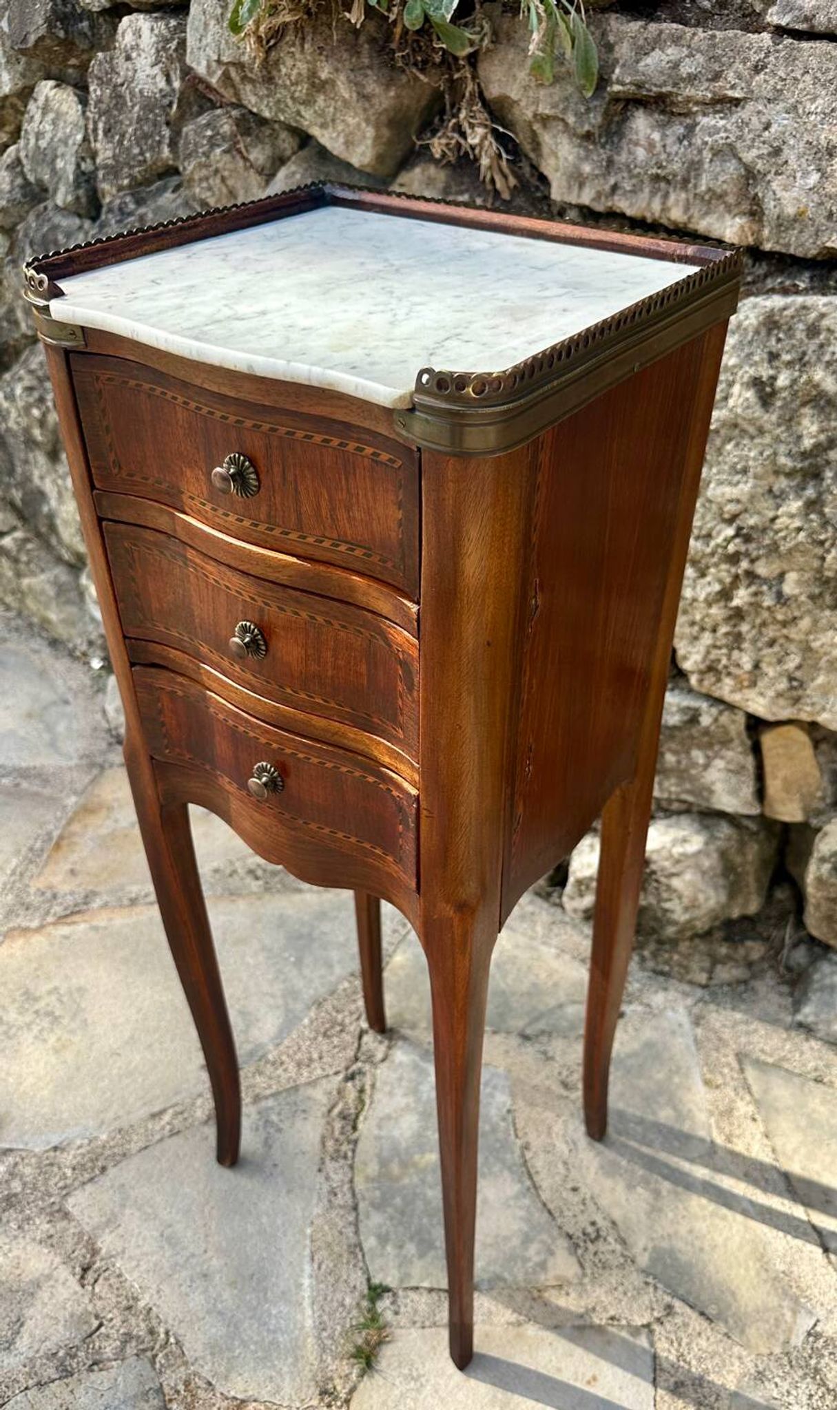 Petite table Chiffonnière en bois de placage de style Transition .