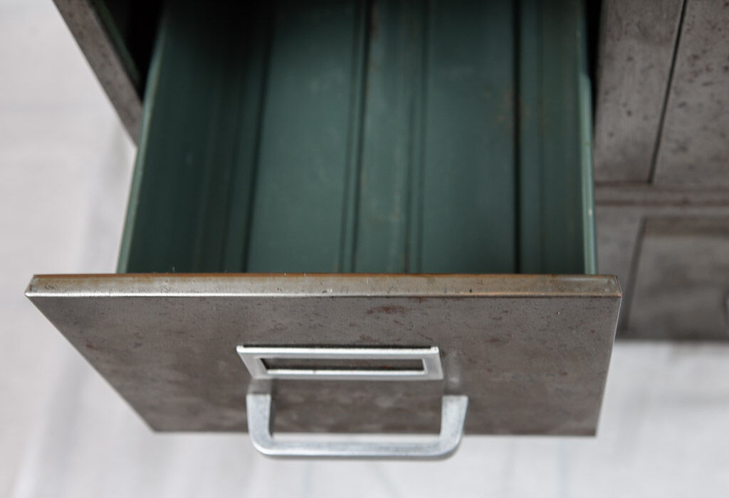 Industrial dresser