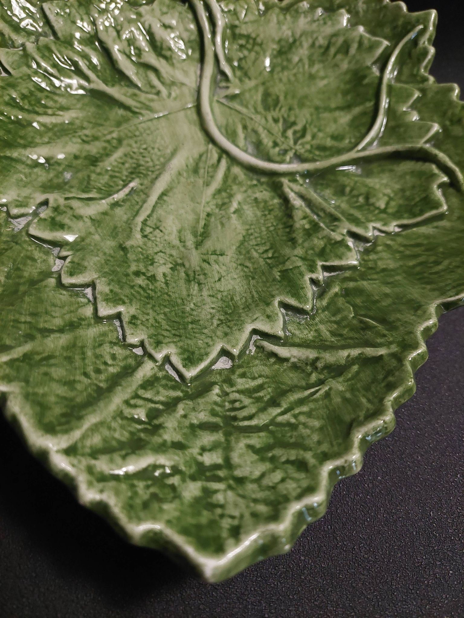 Assiette barbotine feuille Portugal seconde moitié XXème