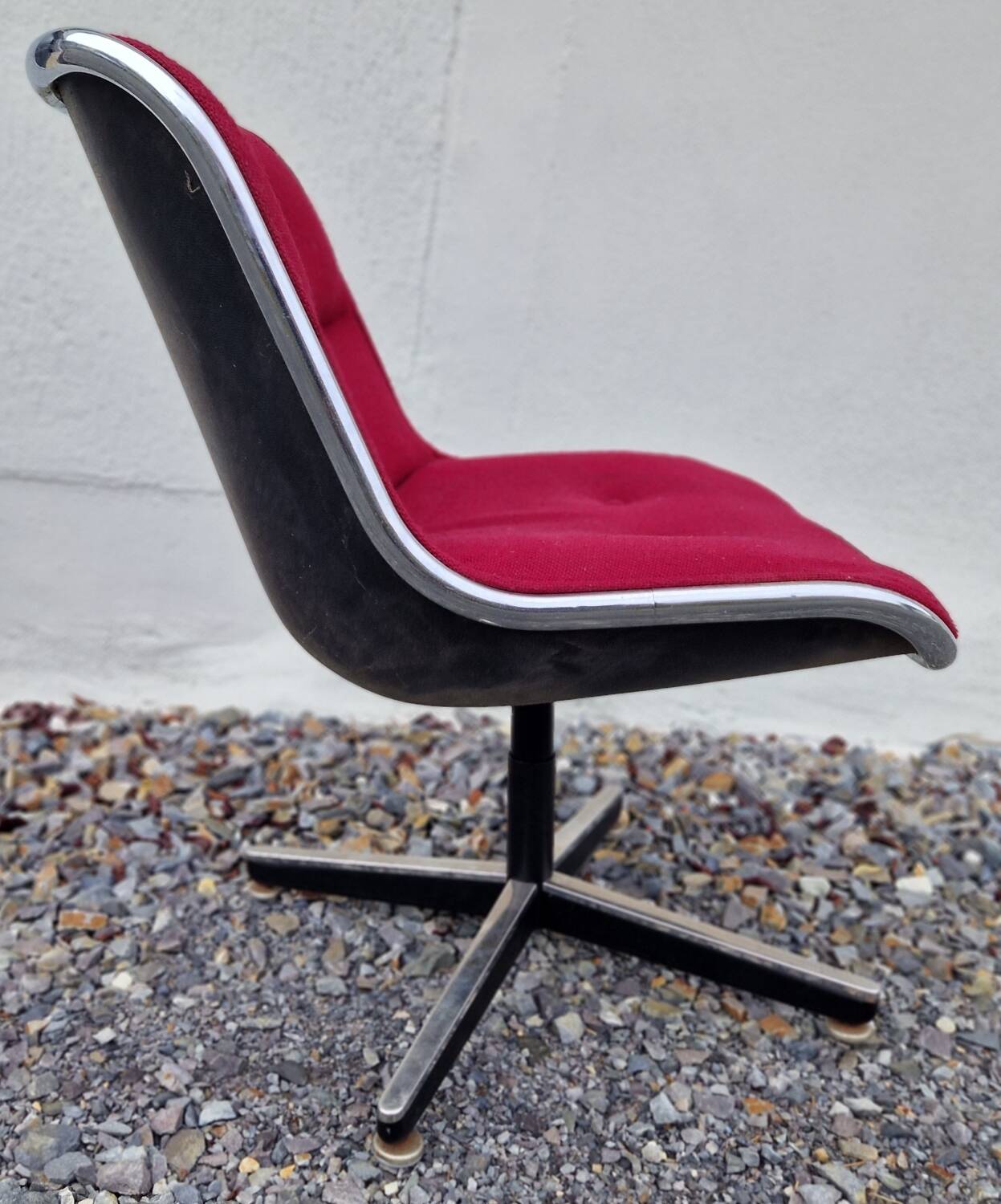Charles Pollock swivel chair for Knoll