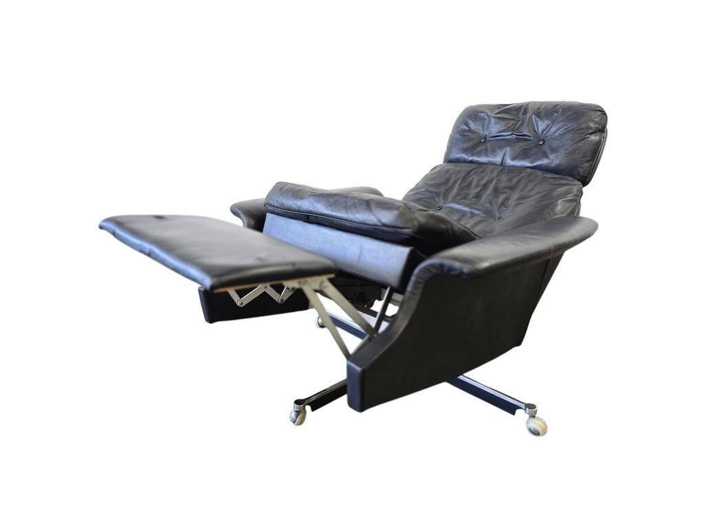 Vintage black leather armchair / lounge chair / relax seat