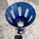 Verre ancien en cristal doublé bleu.