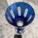 Verre ancien en cristal doublé bleu.