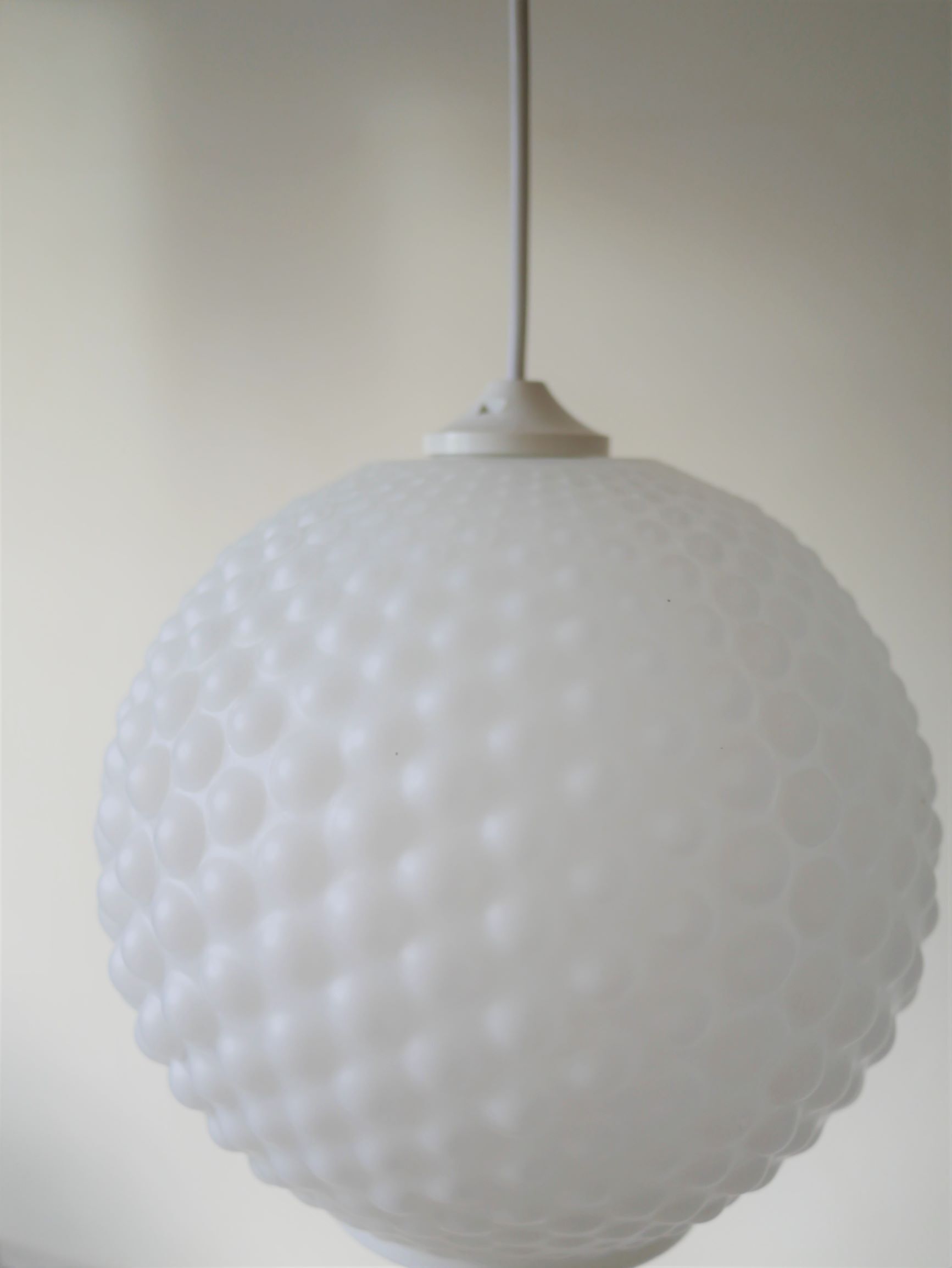 Suspension « boule » vintage en opaline