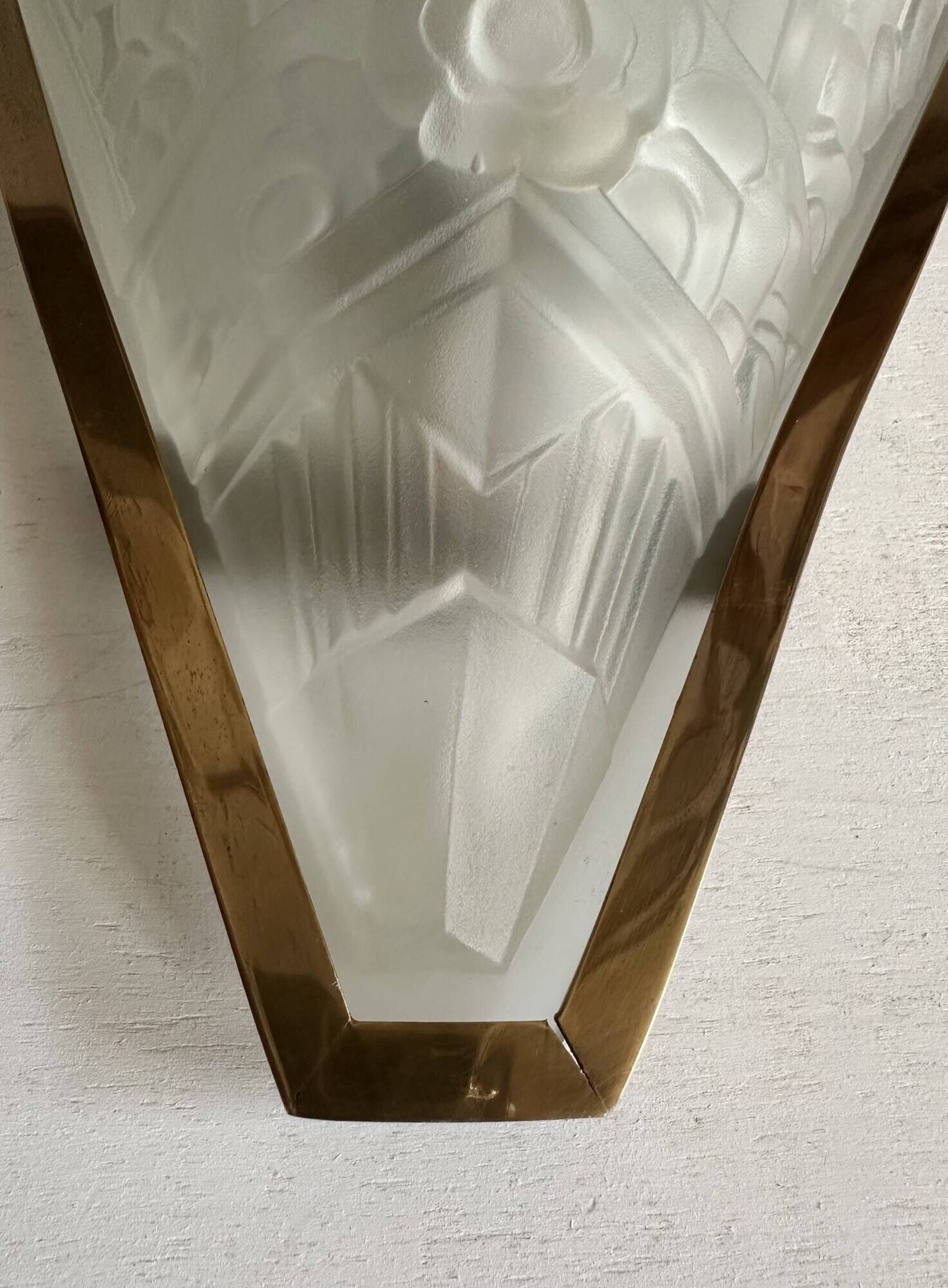 Pair of Art Deco wall sconces in molded glass and gilt brass, 1930