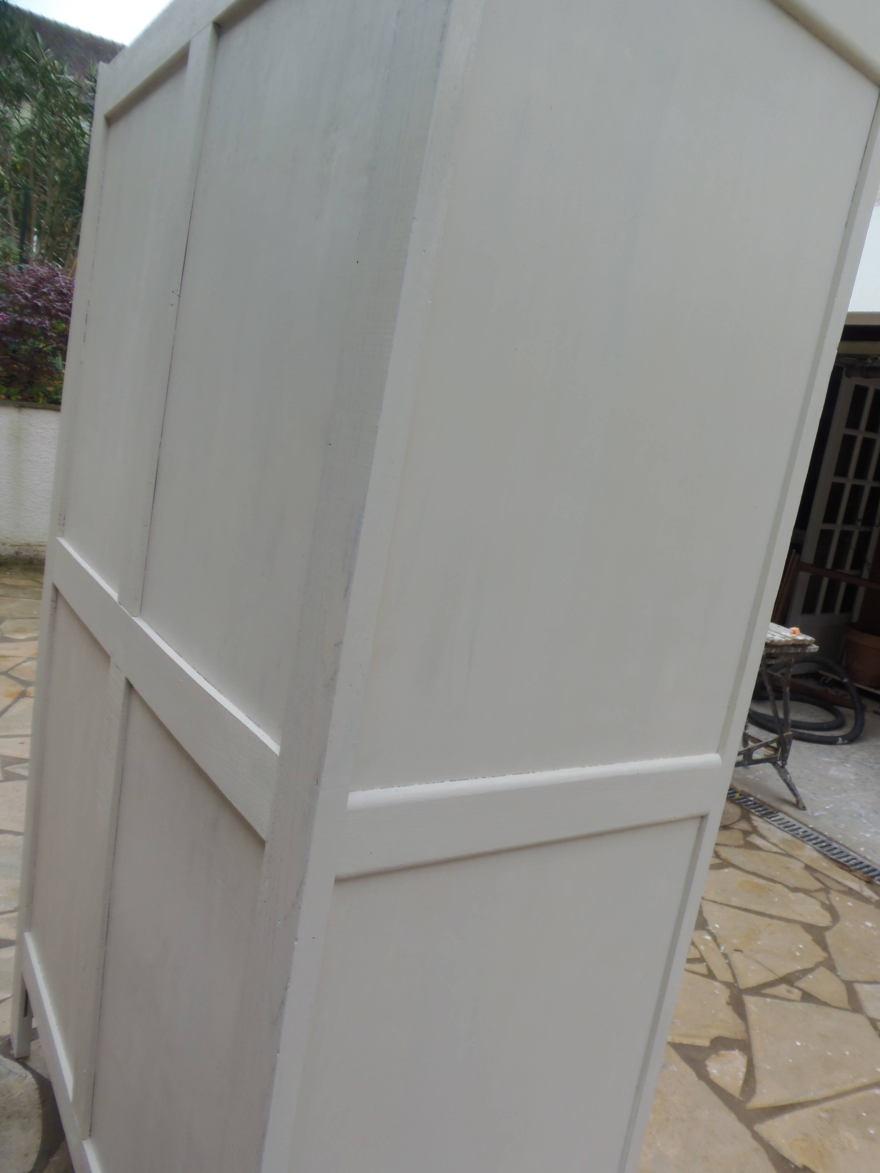 Armoire Art Déco réenchantée en beige.
