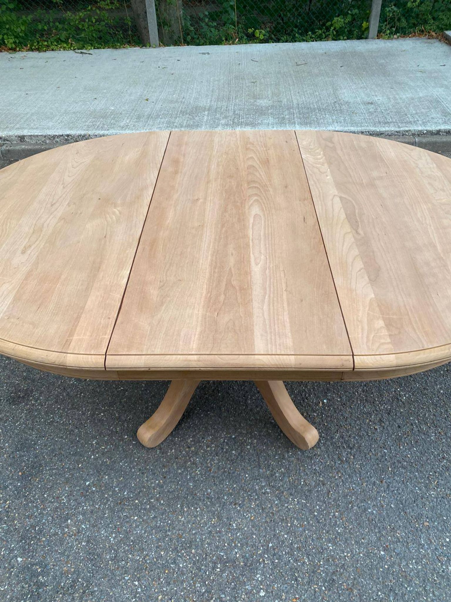 Table à manger ronde extensible décapée en merisier massif brut pied centra