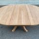 Table à manger ronde extensible décapée en merisier massif brut pied centra