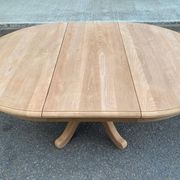 Table à manger ronde extensible décapée en merisier massif brut pied centra