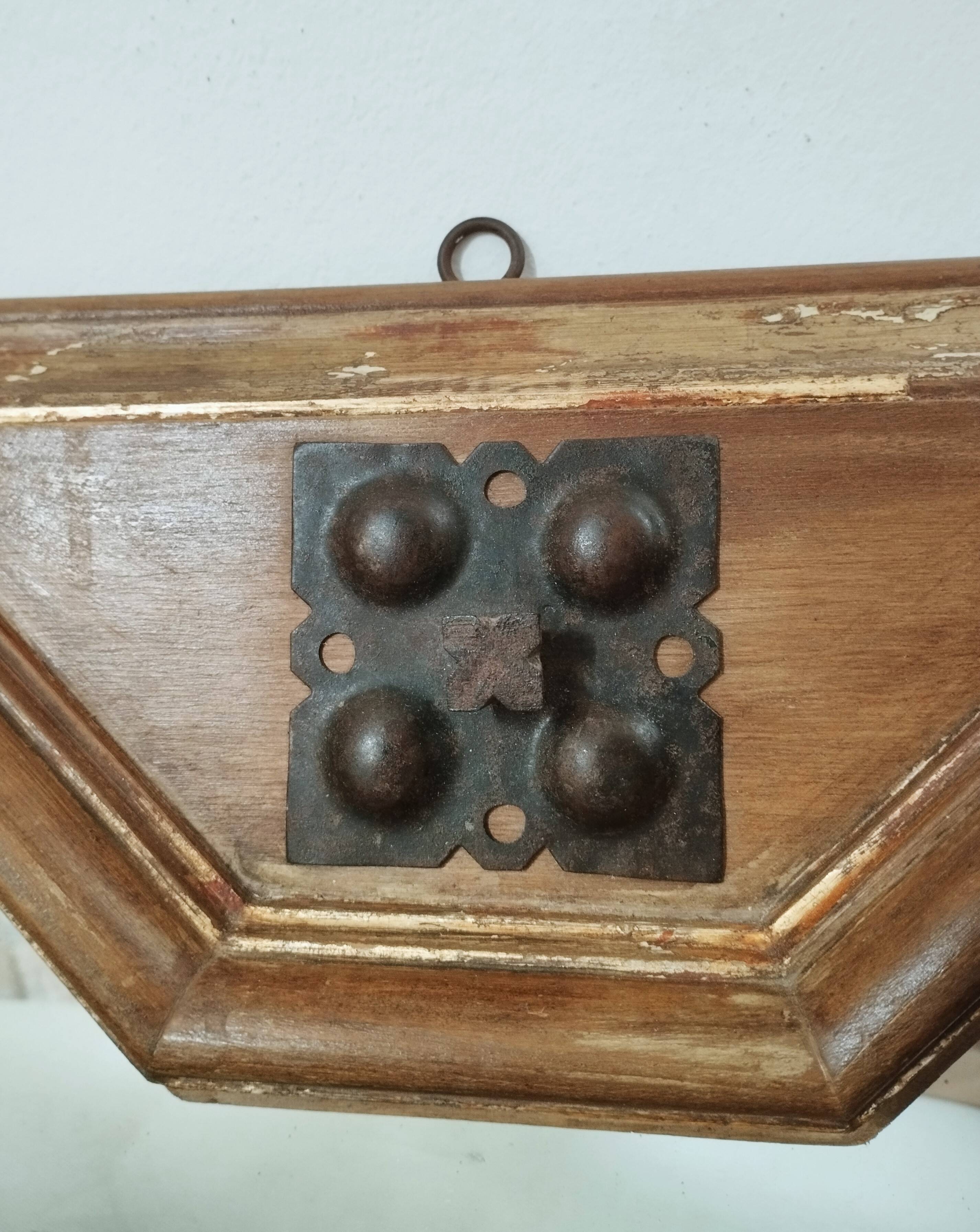 Miroir italien mid-century – cadre en bois patiné et éléments en fer forgé