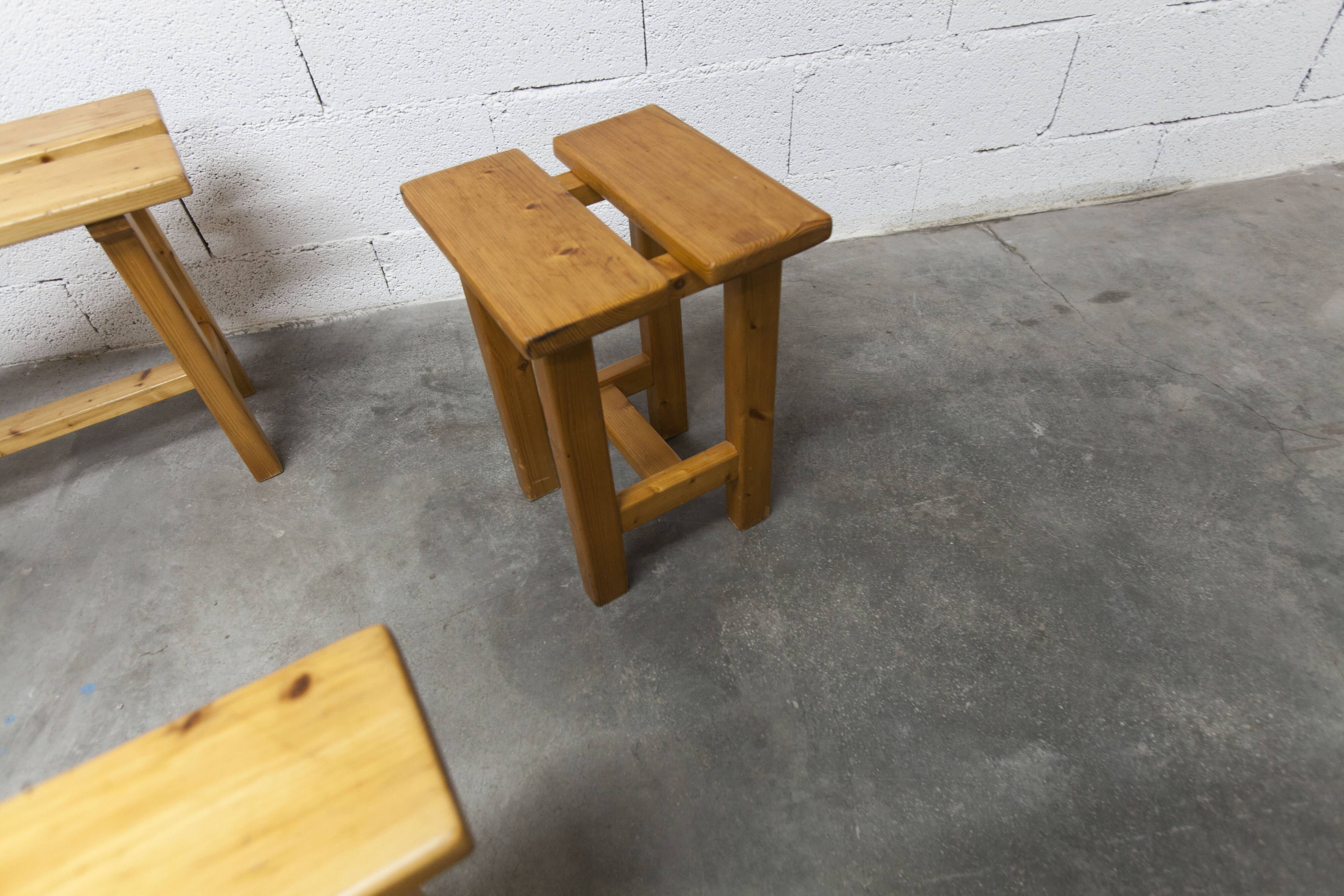 Set of 2 benches and 2 stools in pine, 1970s mountain style.