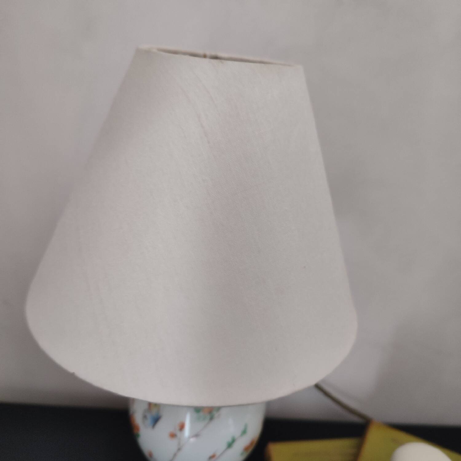 Porcelain base table lamp with Japanese decor