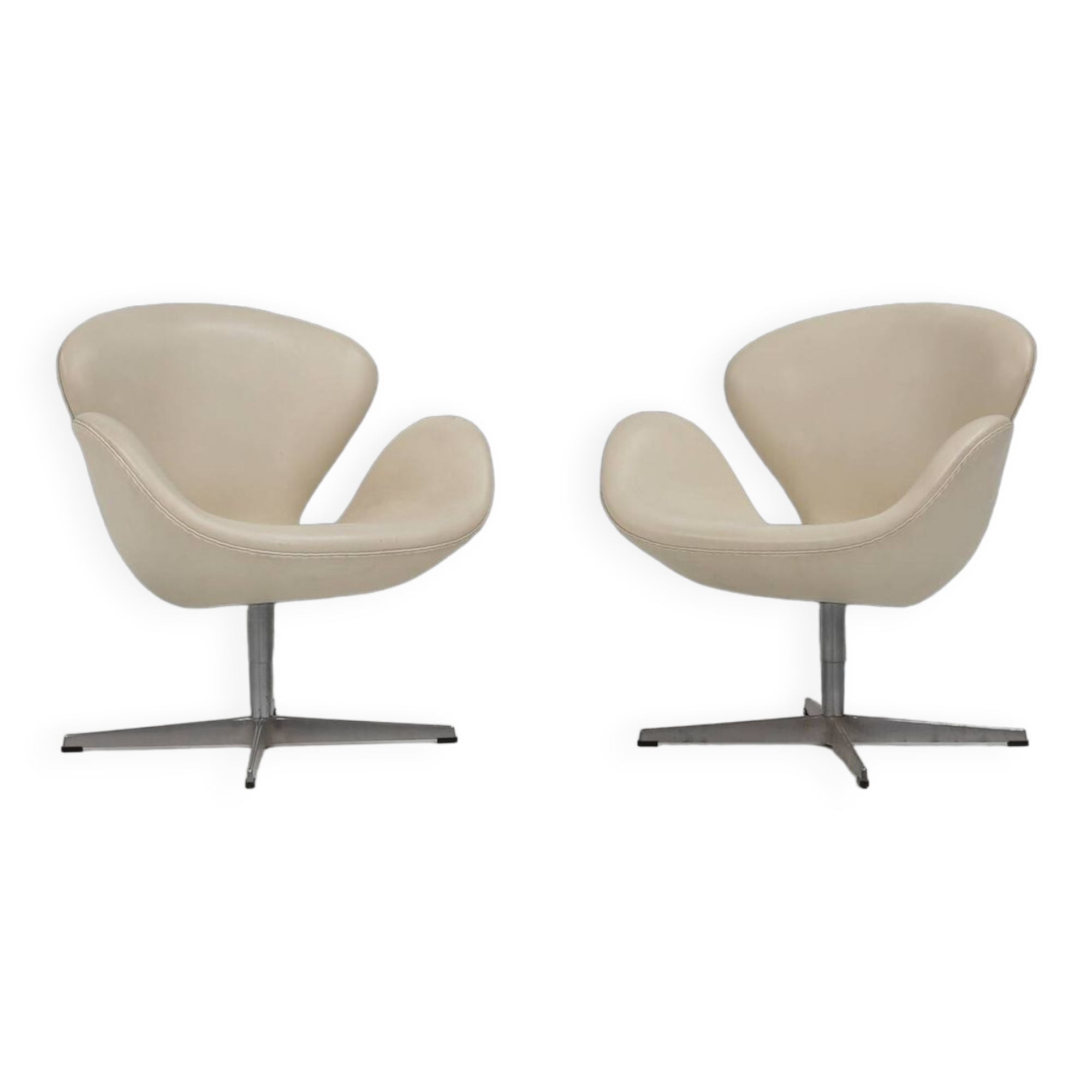 Set of two leather Swan chairs by Arne Jacobsen for Fritz Hansen