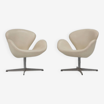 Set of two leather Swan chairs by Arne Jacobsen for Fritz Hansen