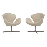 Set of two leather Swan chairs by Arne Jacobsen for Fritz Hansen