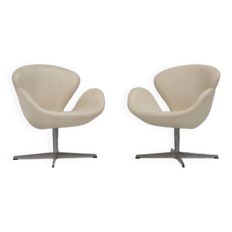 Set of two leather Swan chairs by Arne Jacobsen for Fritz Hansen