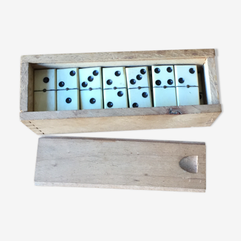 Ancien jeu de dominos en bois dans son coffret