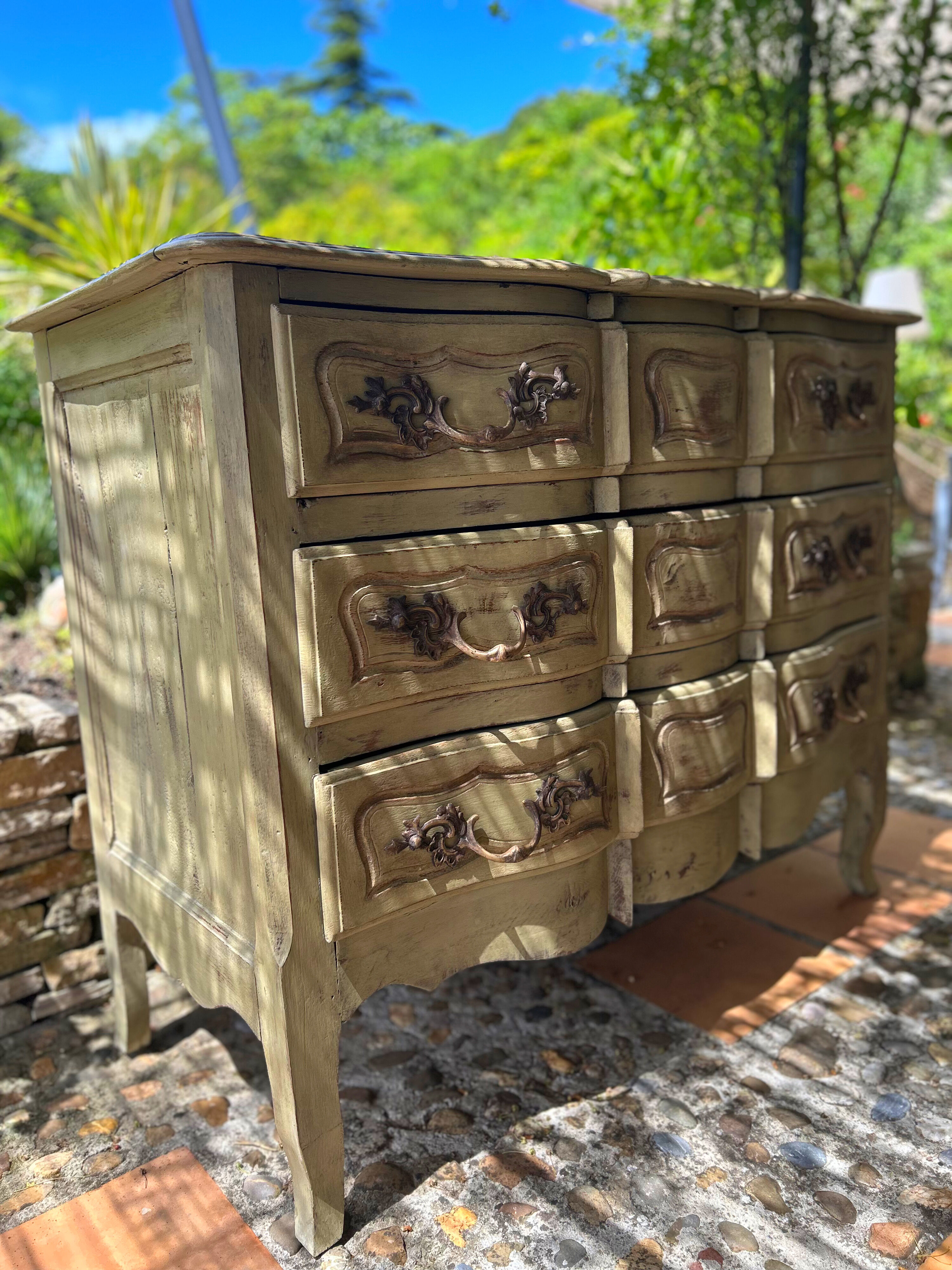 Commode galbée ancienne patinée vert pistache