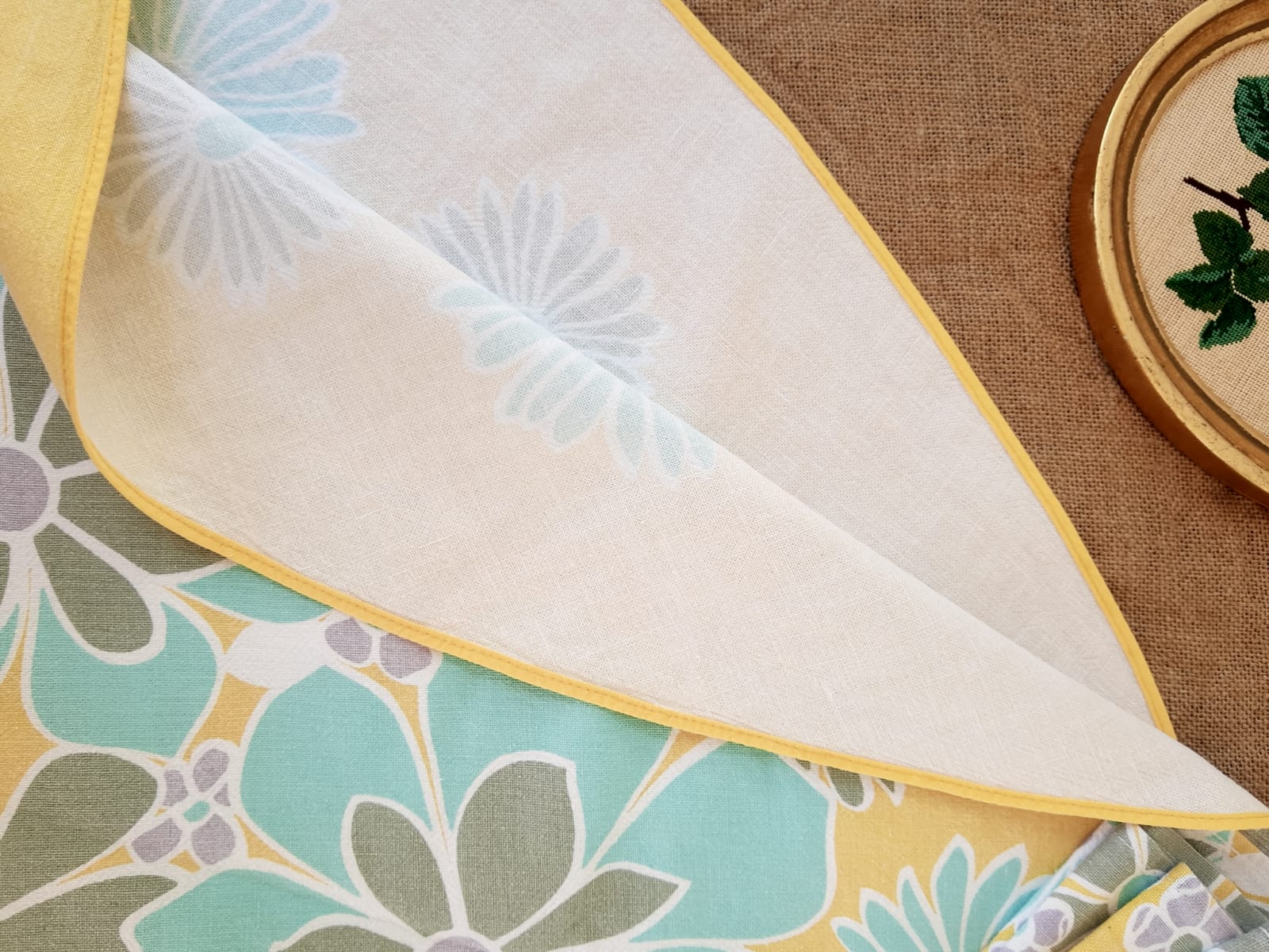 Round tablecloth and 6 napkins with vintage flower patterns