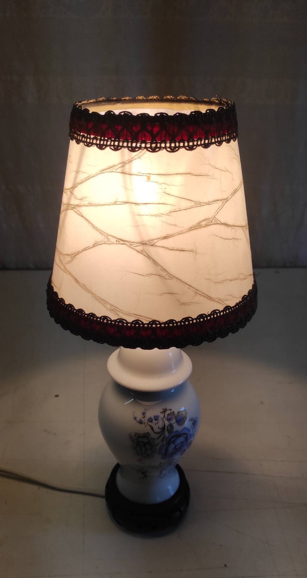 Table lamp in porcelain with floral decoration - mid 20th century.