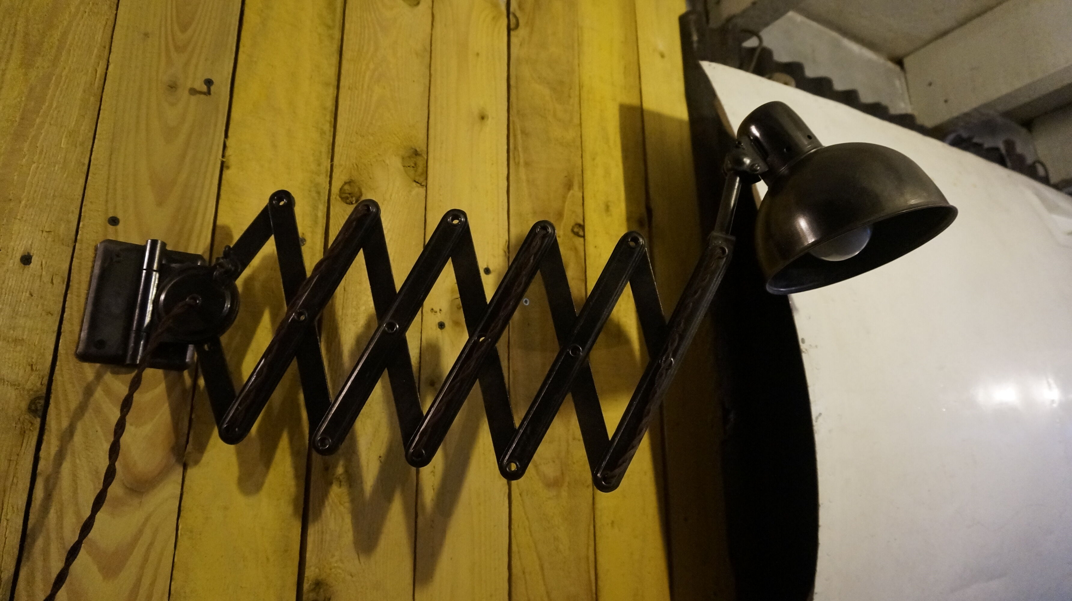 Accordion wall lamp