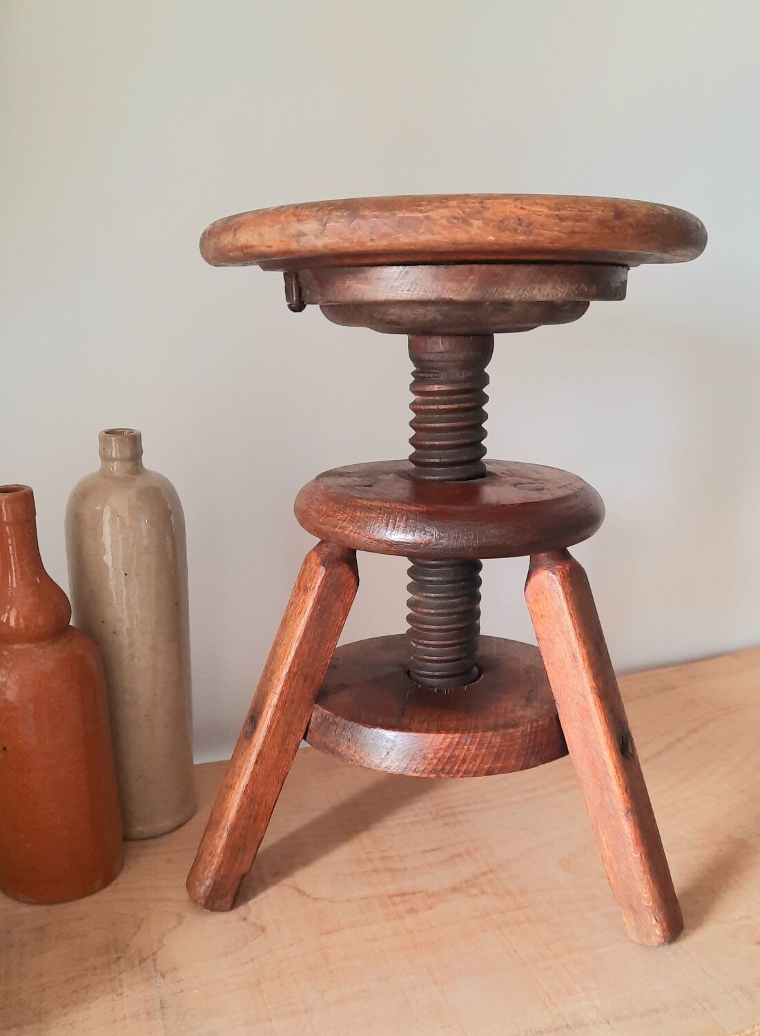 Screw tripod stool