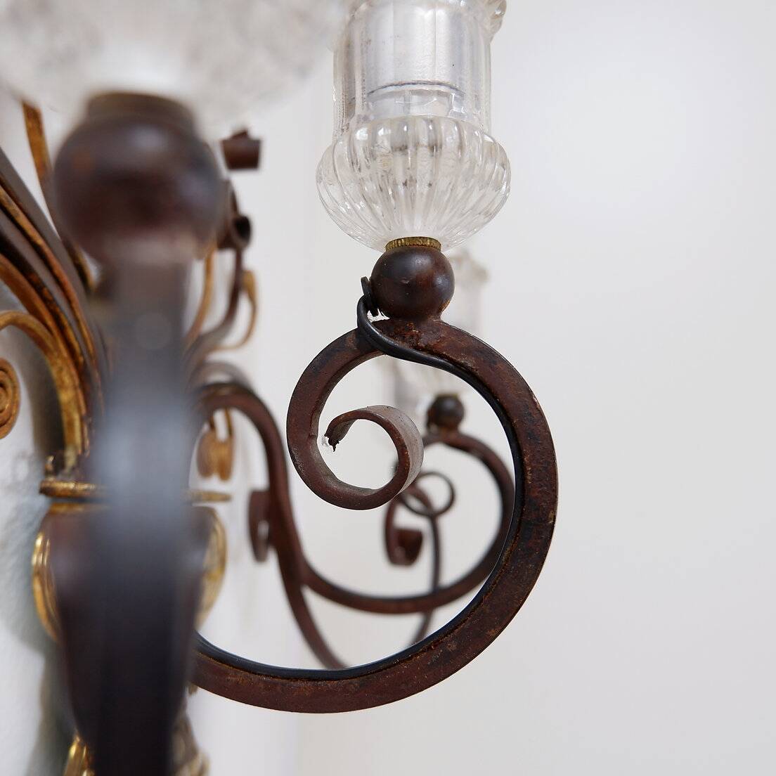 Applique en fer forgé et verre dans le style de la Maison Baguès