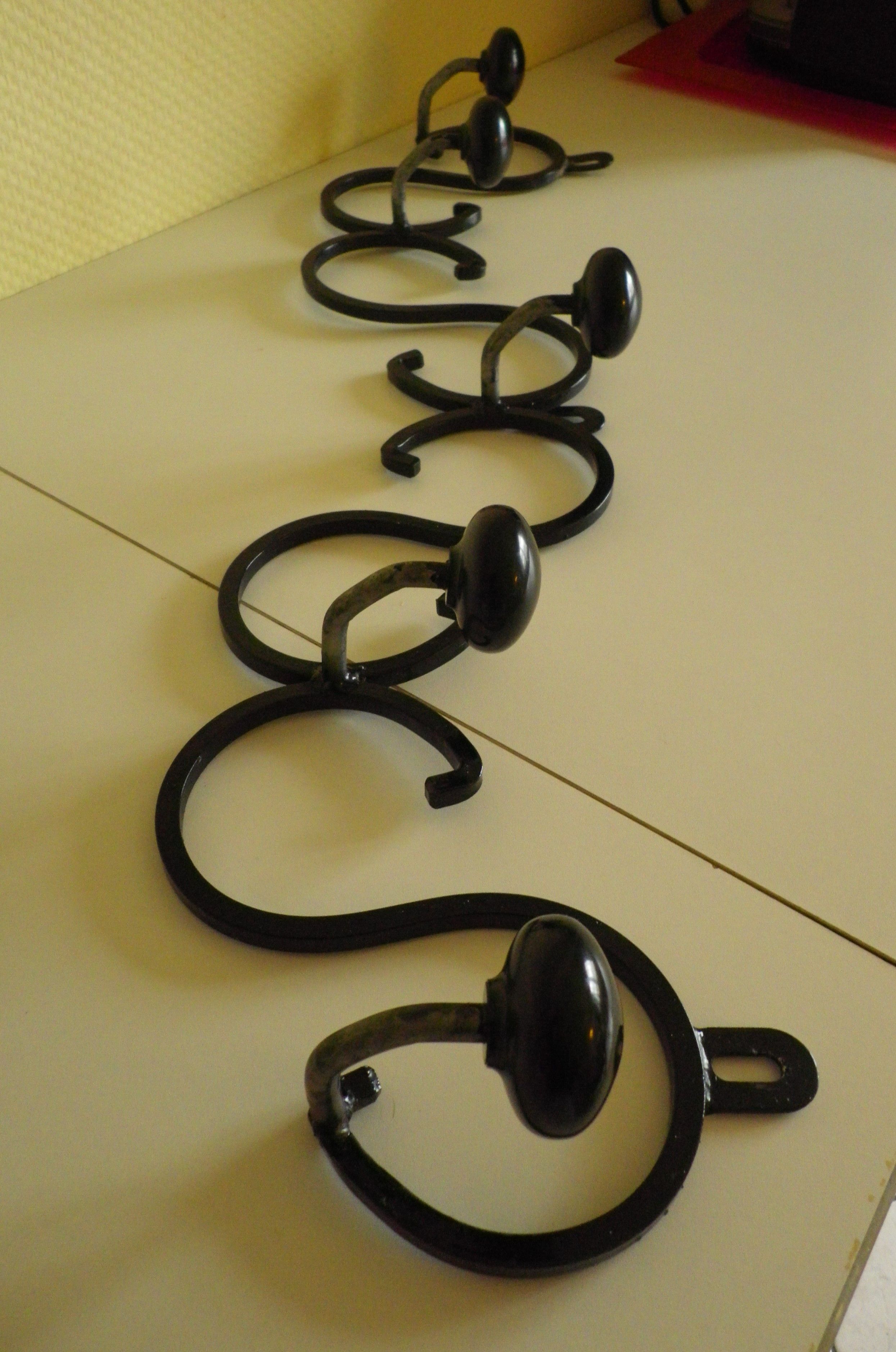 80 cm long wall coat door, made of wrought iron with 5 Suspensions in Bakelite - 70s