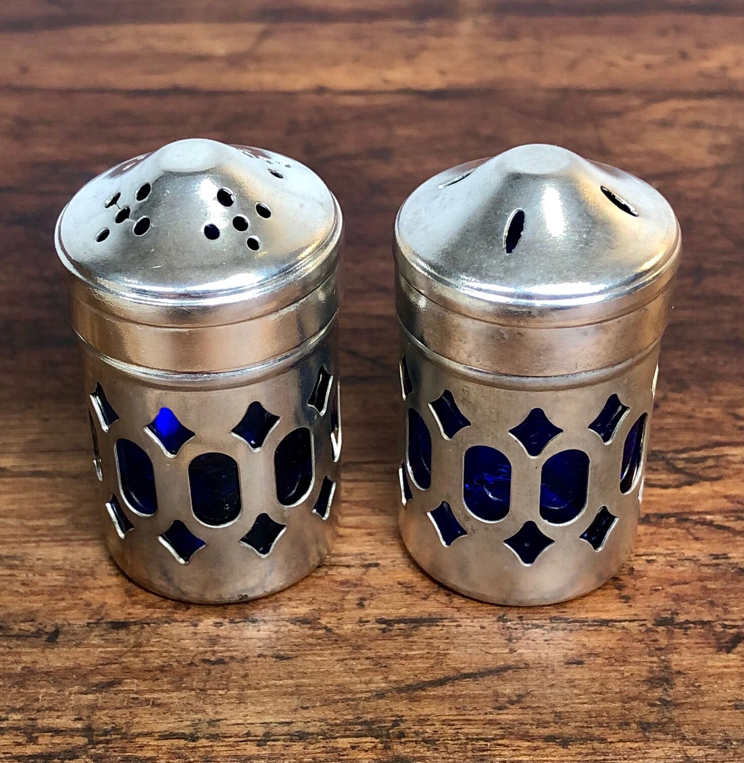 Salt and pepper shaker in metal and blue glass 1930'