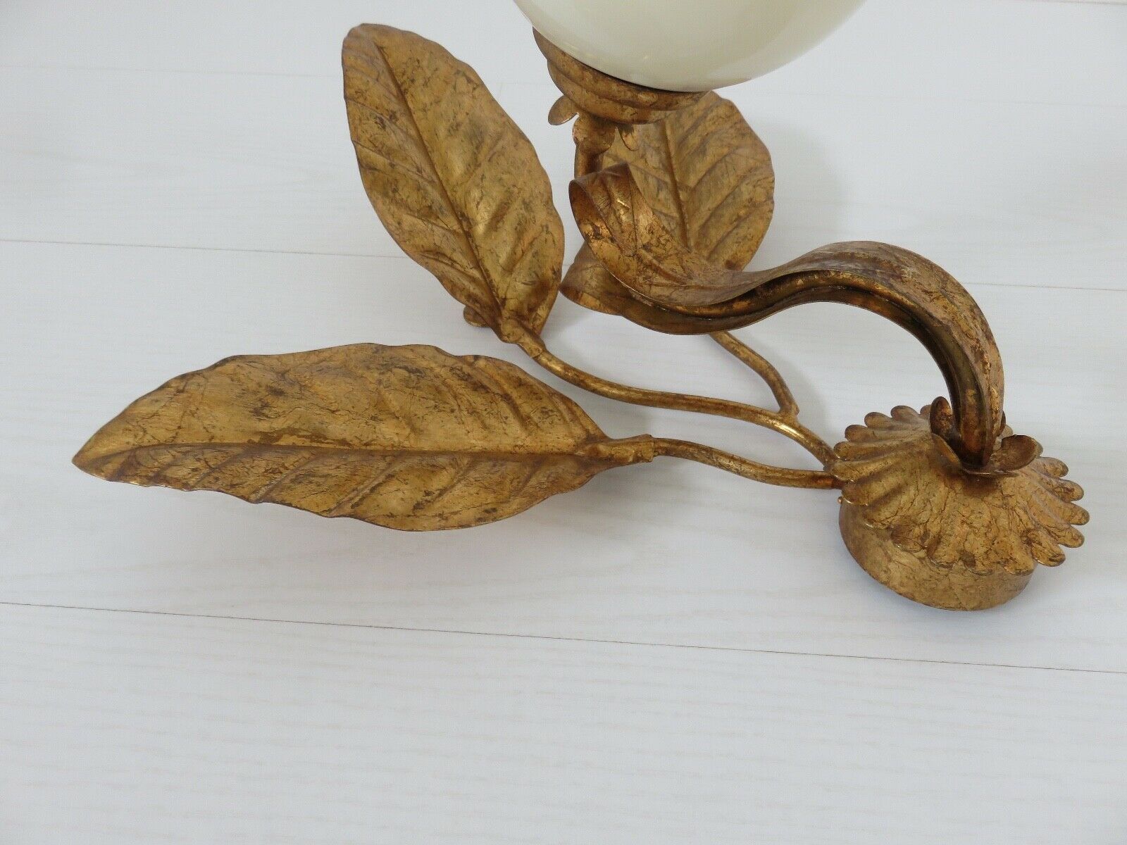 Wall lamp " flower " in golden metal and opaline ball 70s