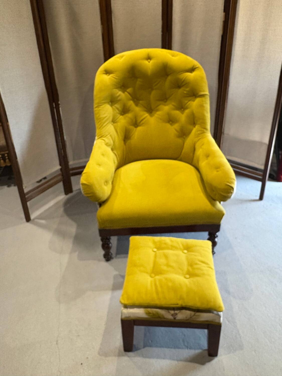Upholstered toad armchair with footrest