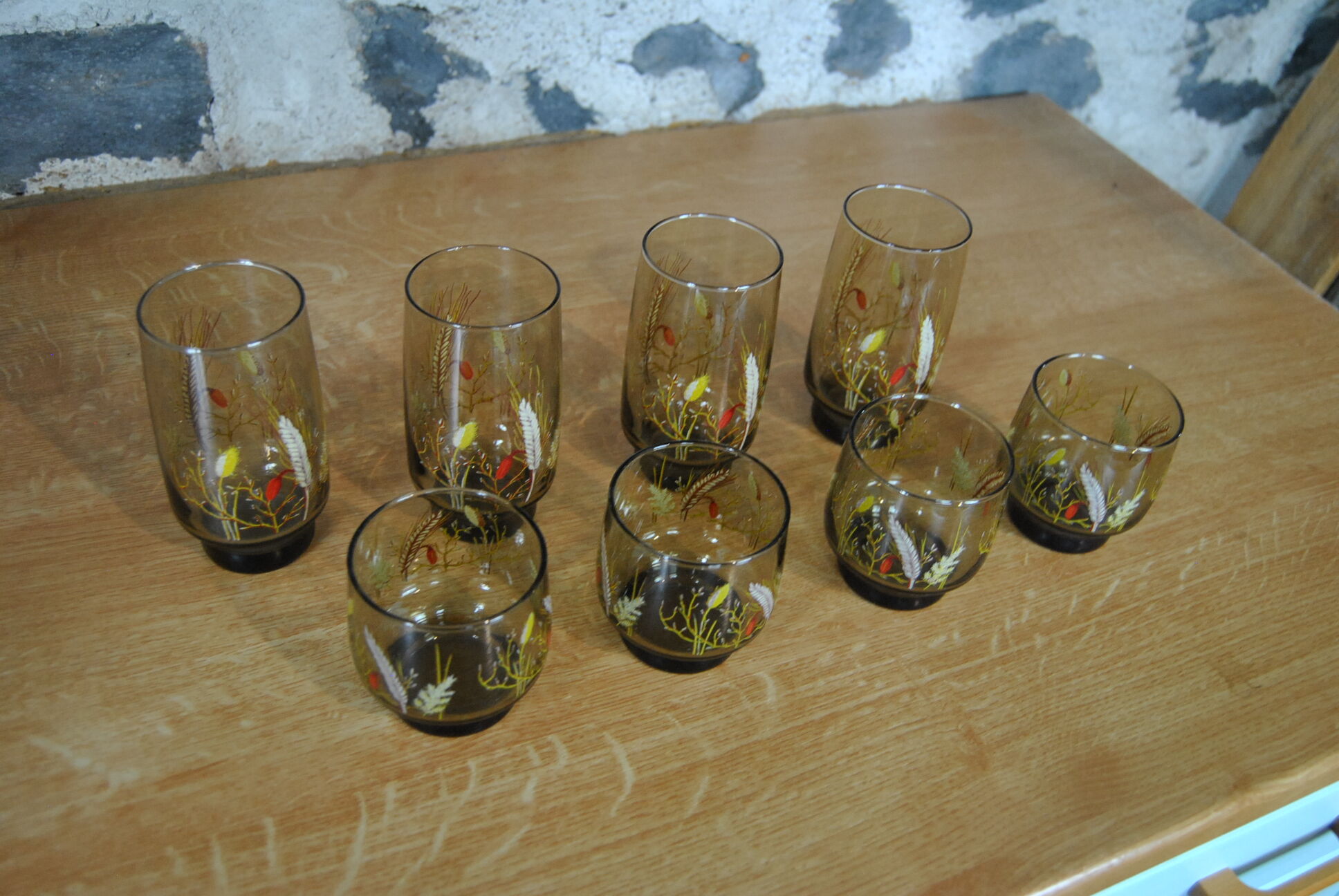 Set of 8 smoked glasses with 70s patterns