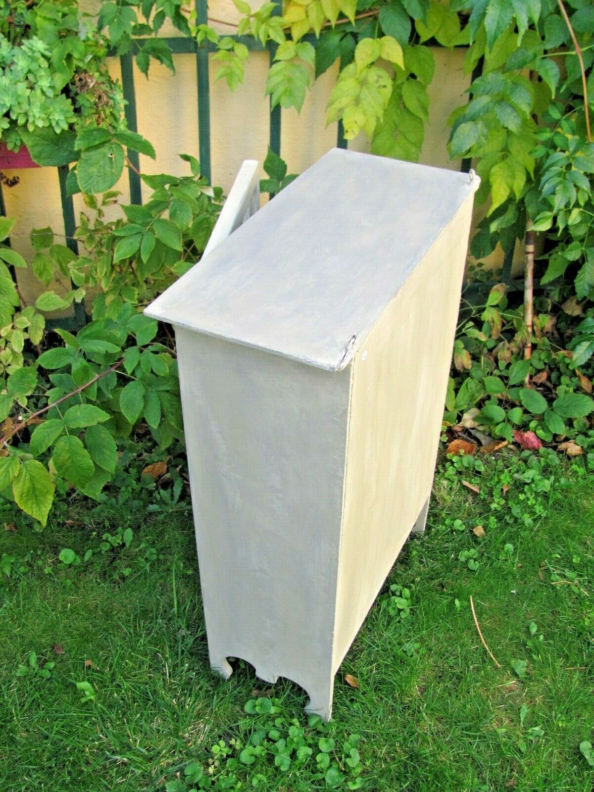 Small hanging cabinet or medicine cabinet