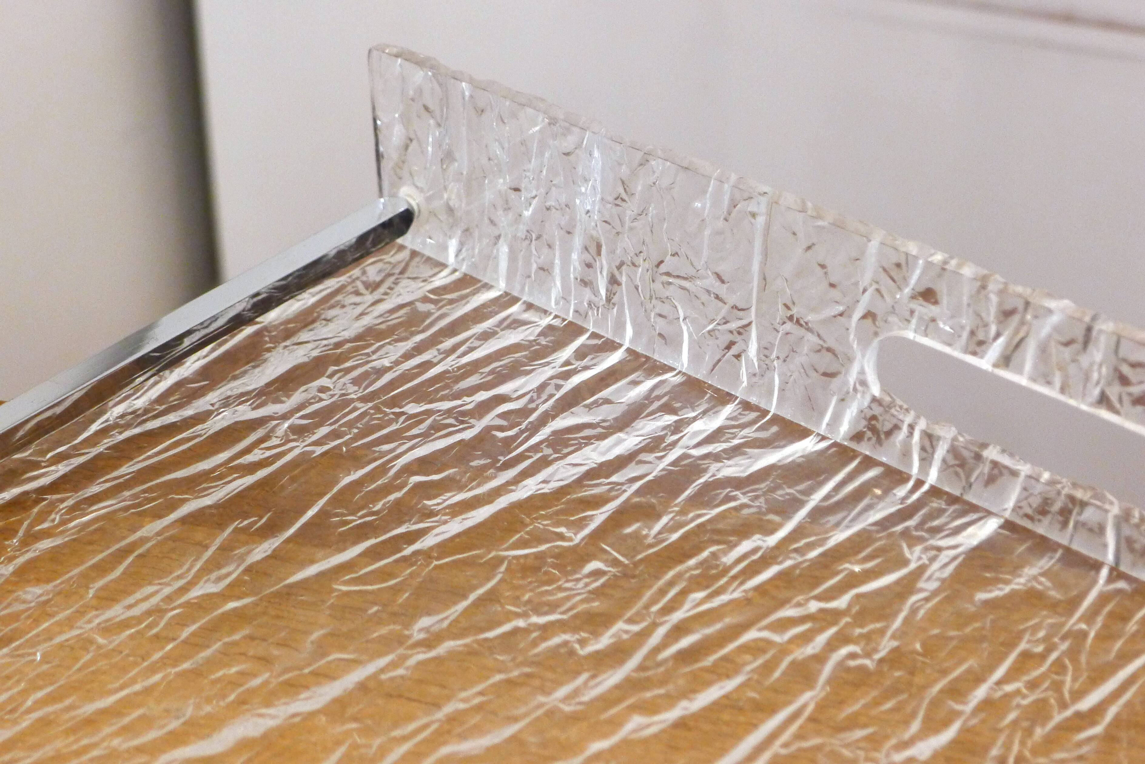 Large plateau 1970s in crumpled/frosted plexiglass & chrome strips