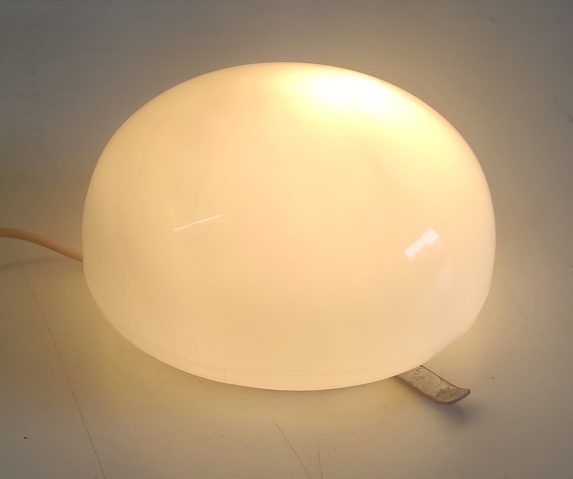 Plafonnier ou applique en verre opalin 20 cm, années 60-70