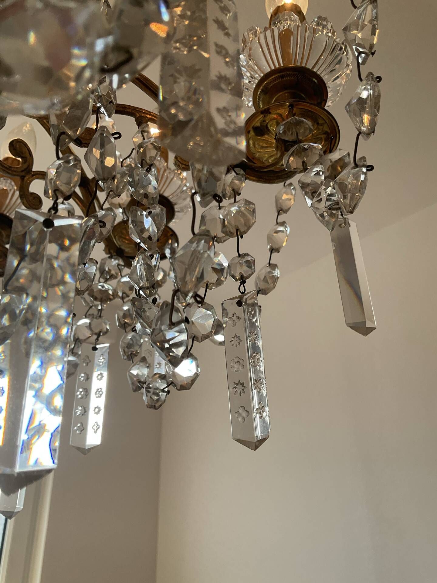 Grand chandelier in Louis XV style with crystal pendants.