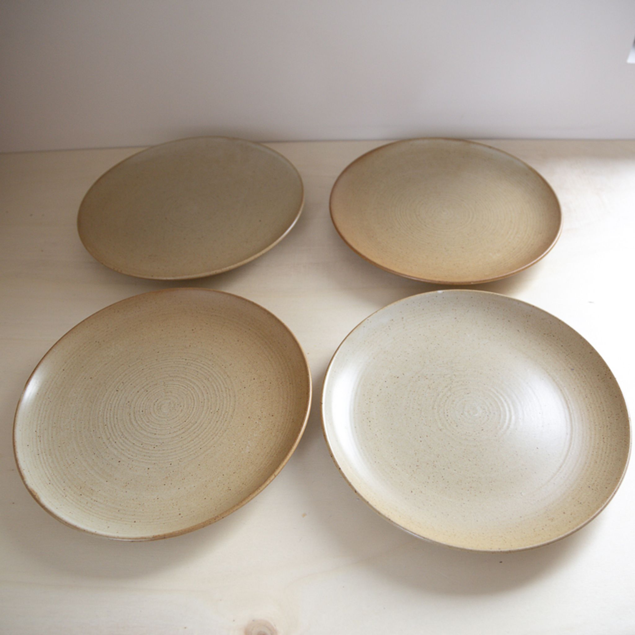 4 assiettes plates gres village France