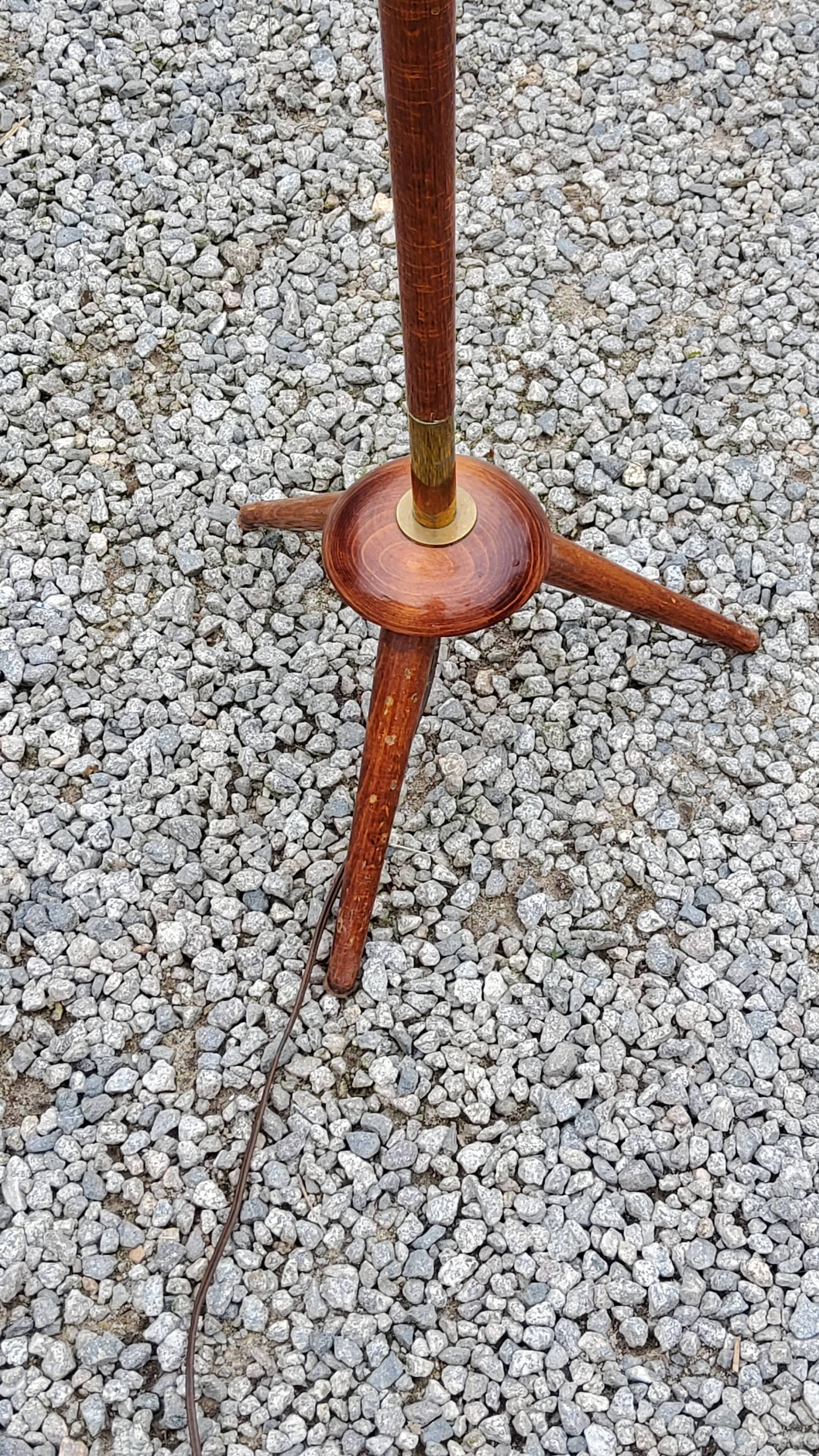 Vintage tripod floor lamp from the 60s in wood and brass