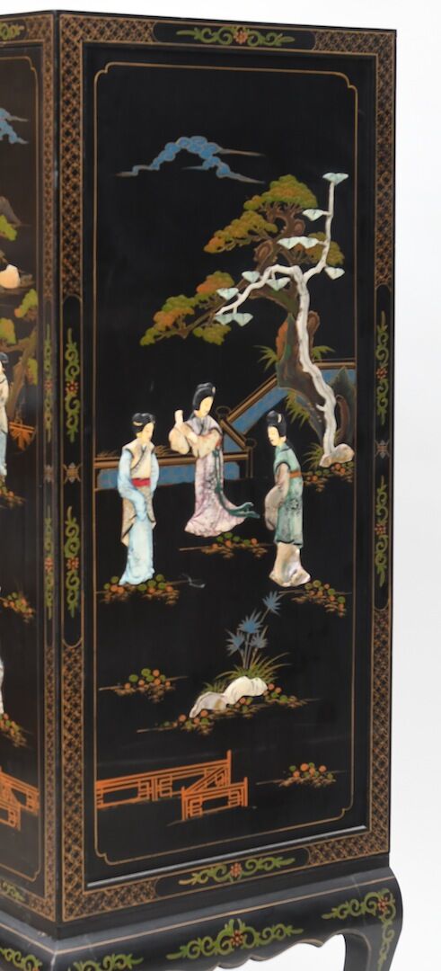 Black lay cabinet with Chinese décor