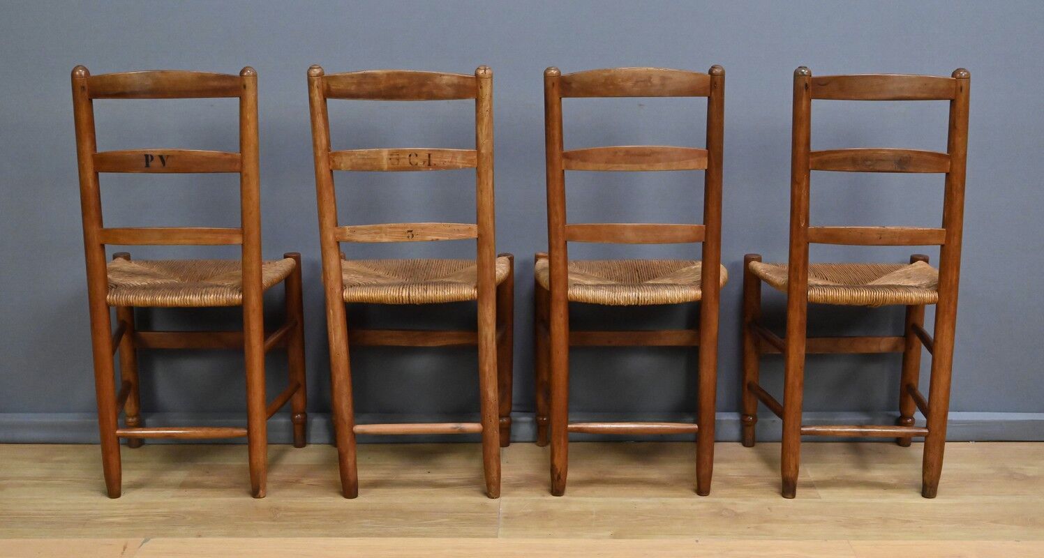 Set of 4 rush-seated chairs in cherry wood – late 19th century