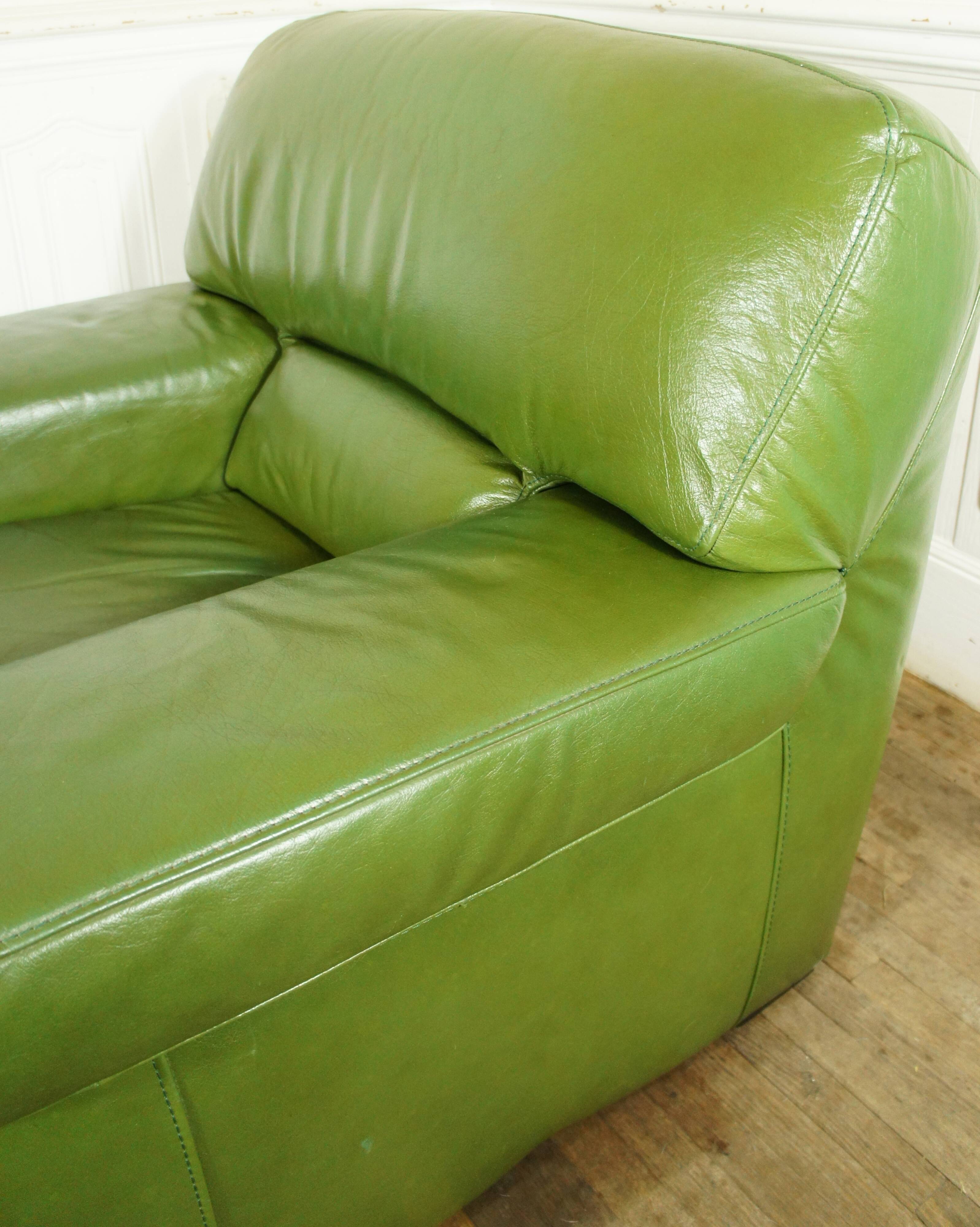 Fauteuil lounge en cuir vert