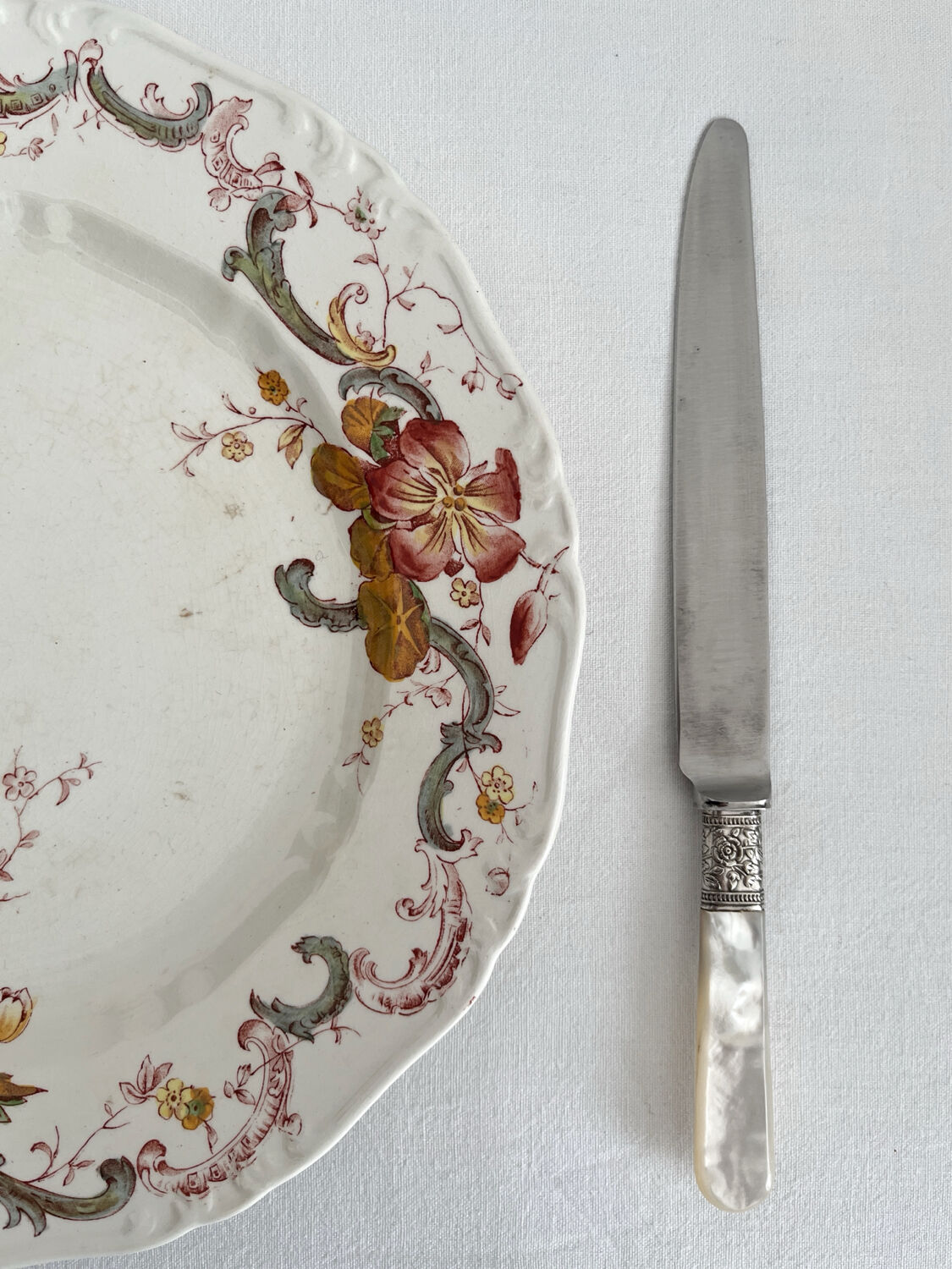 Antique table knives in mother-of-pearl and silver-plated metal