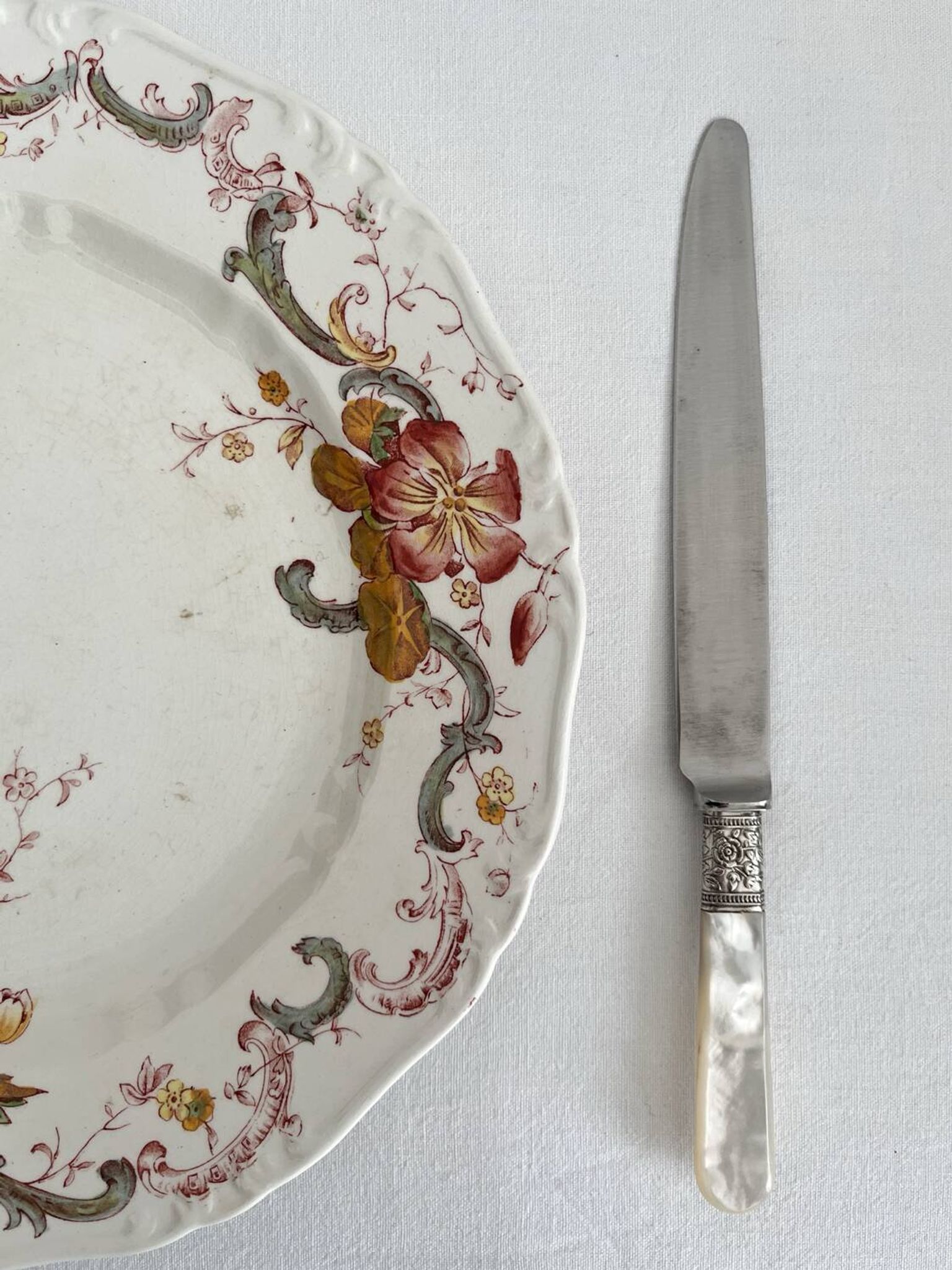 Antique table knives in mother-of-pearl and silver-plated metal