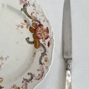 Antique table knives in mother-of-pearl and silver-plated metal