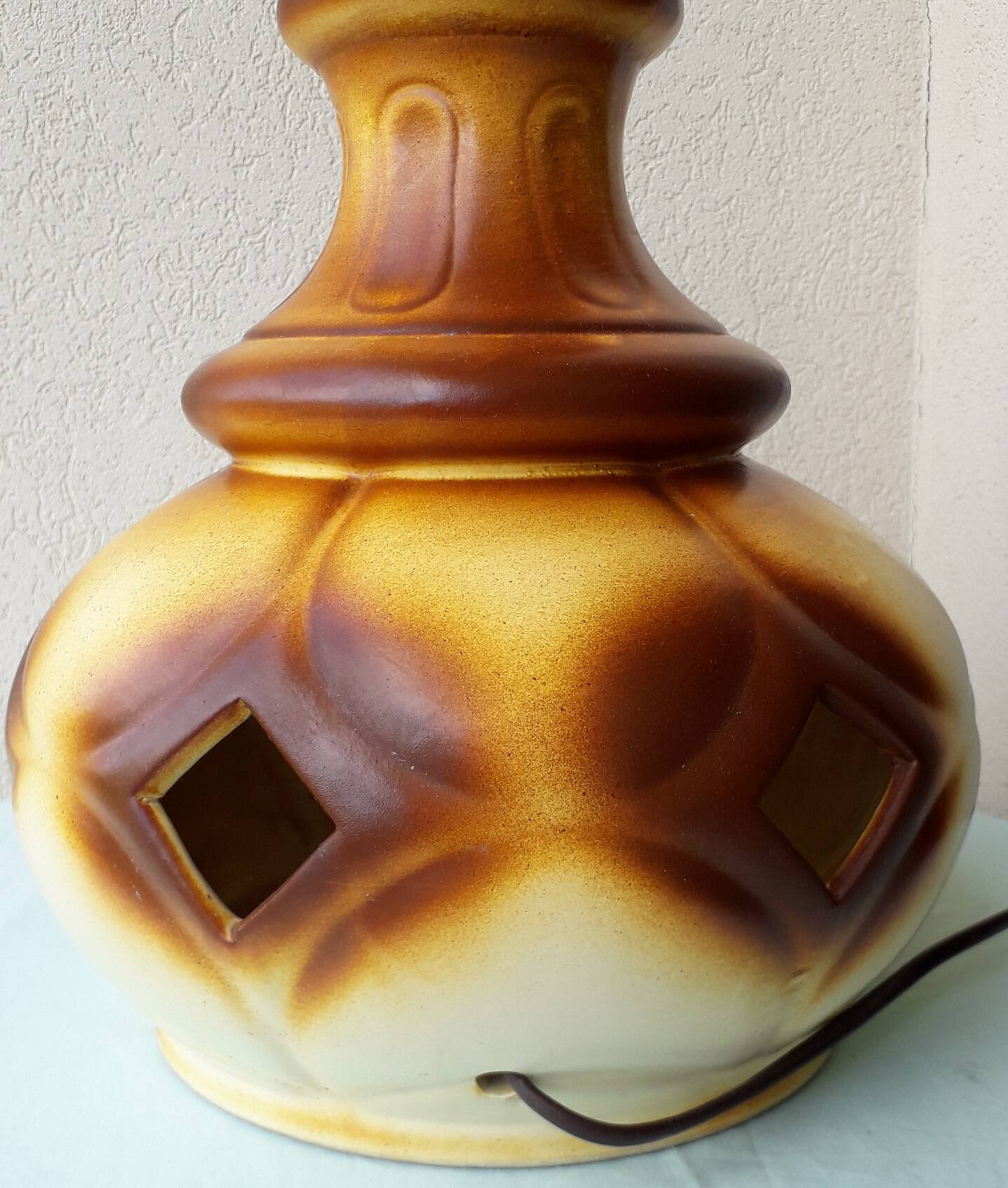 Ceramic lamp base