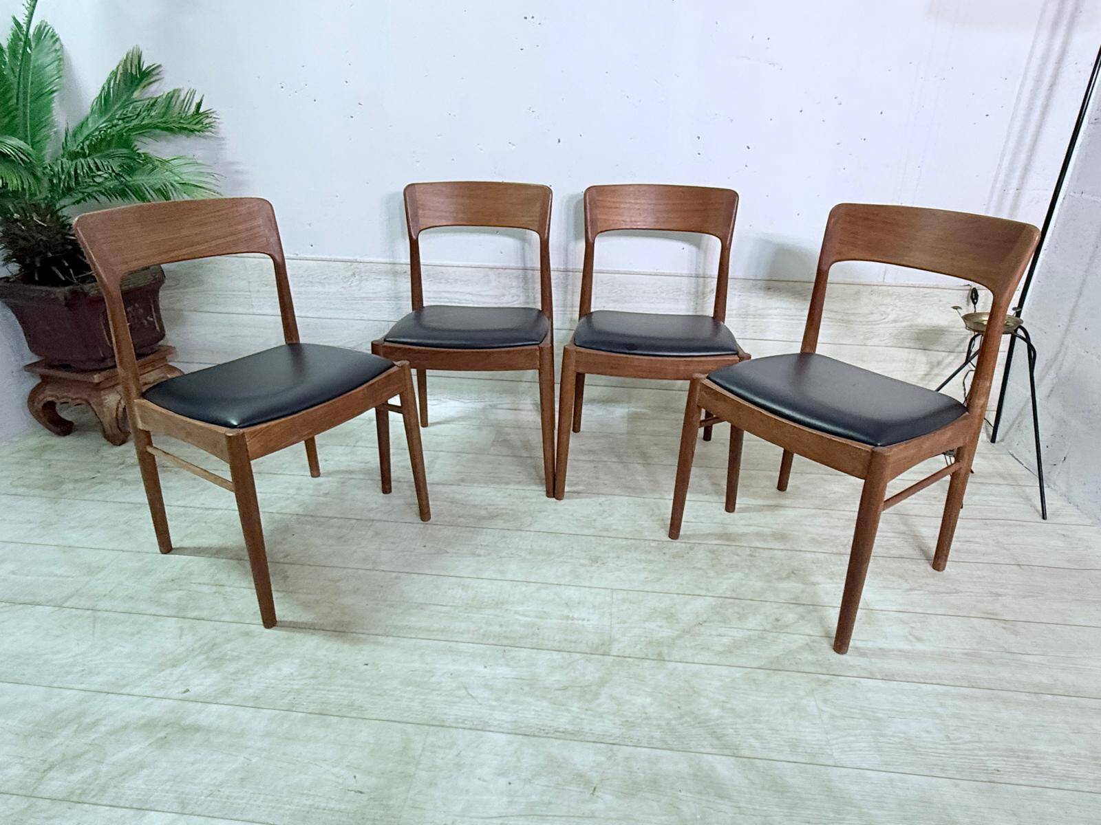 4 Chaises scandinaves Henning Kjaernulf