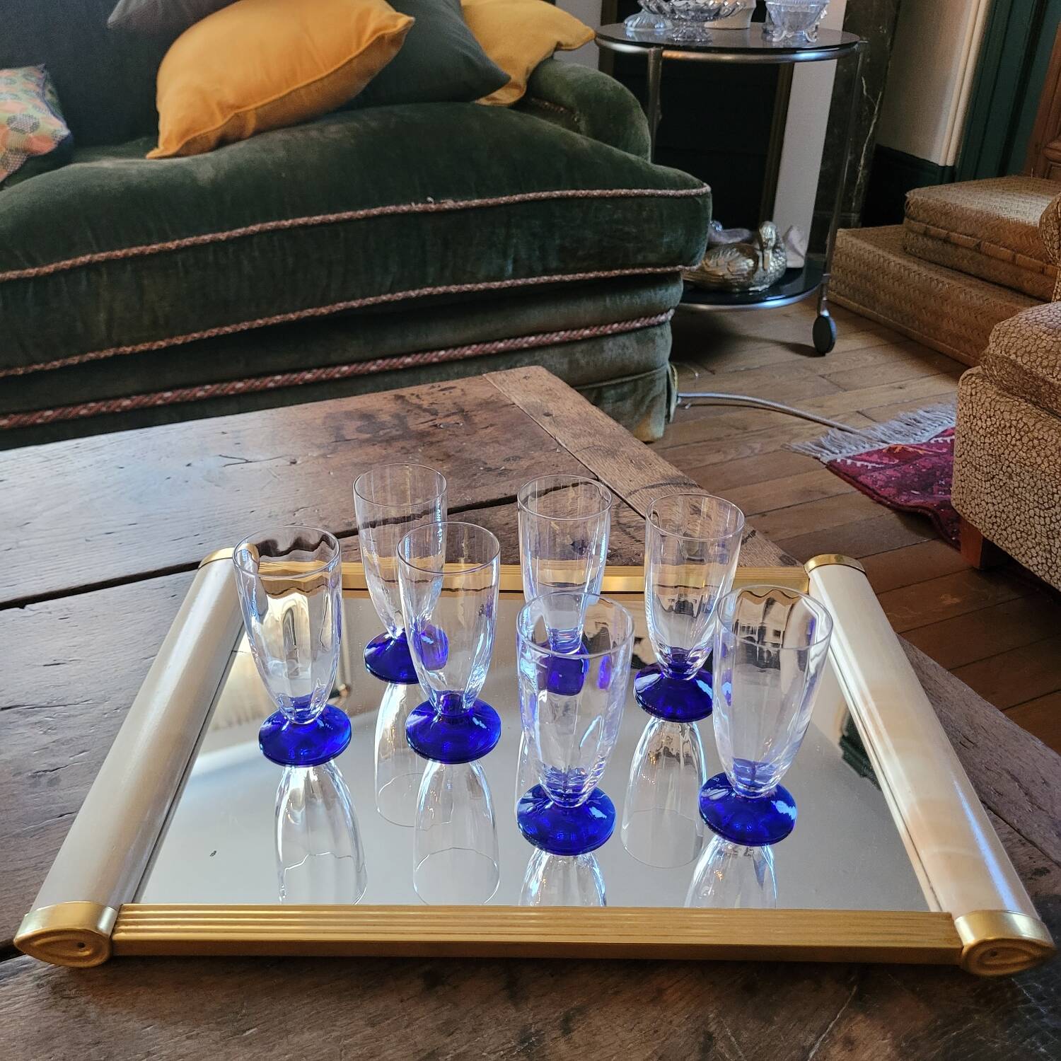 7 flûtes à champagne facettées – pied bleu cobalt – années 70