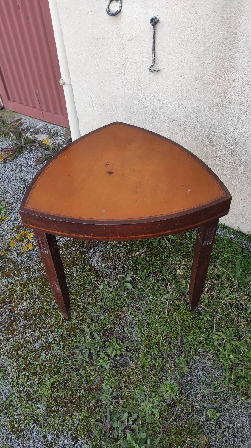 Stella triangular table