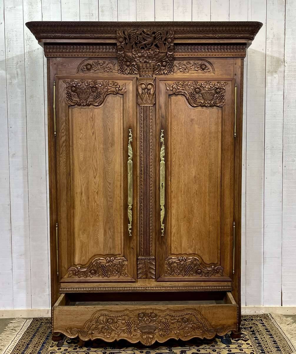 Armoire de mariage Normande sculptée en chêne clair du 19ème siècle