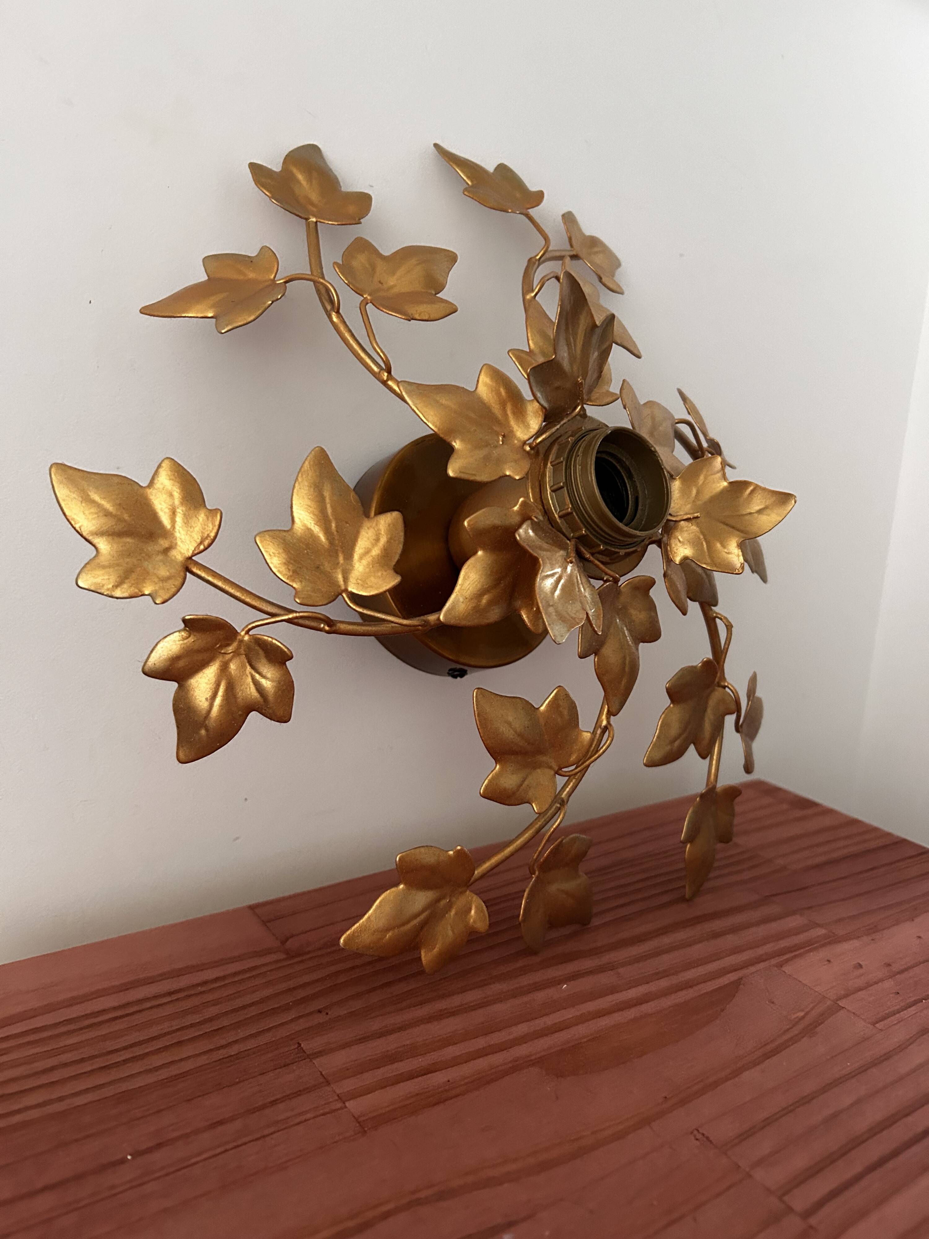 Wall light flower leaves in gold metal